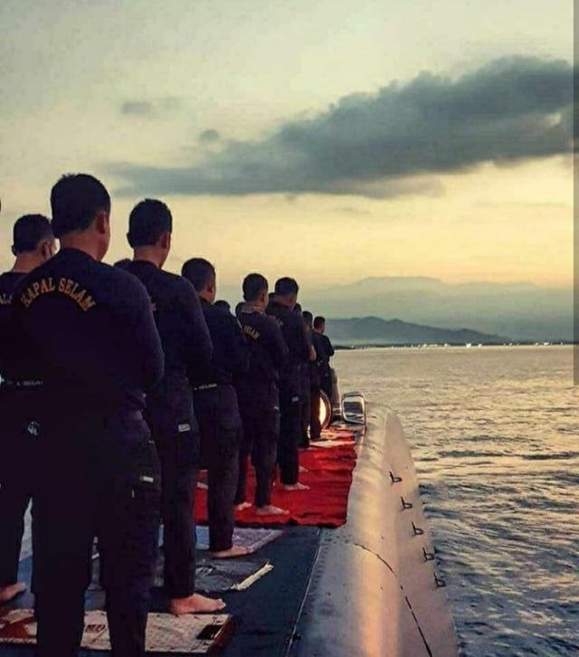 Viral potret personel TNI AL salat di atas kapal selam. (Foto: Instagram/Tangkapan Layar @indonesian_military)