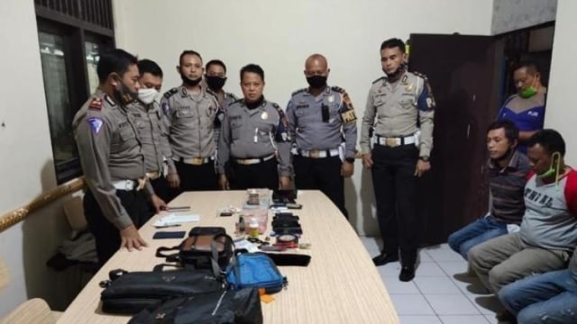 Komplotan bandit yang ditangkap Polantas di Tol Sragen Solo, Jawa Tengah. Foto: Dok. Istimewa