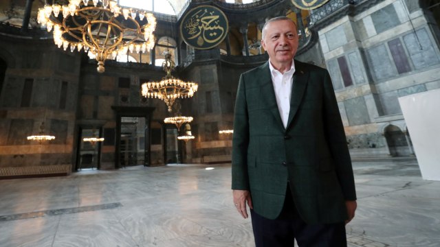 Presiden Turki Recep Tayyip Erdogan mengunjungi Hagia Sophia di Istanbul, Turki. Foto: Murat Cetinmuhurdar / via REUTERS