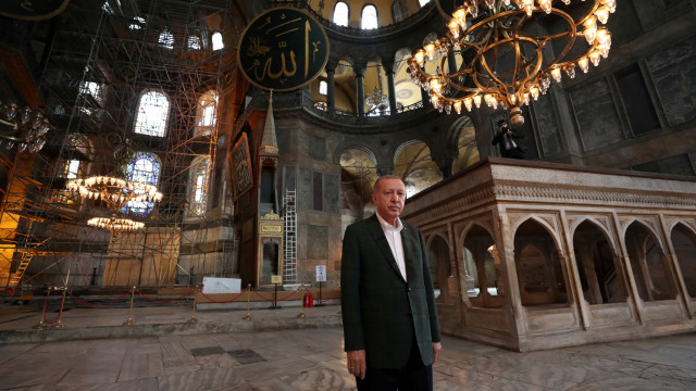 Presiden Turki Recep Tayyip Erdogan mengunjungi Hagia Sophia di Istanbul, Turki. Foto: Murat Cetinmuhurdar / via REUTERS