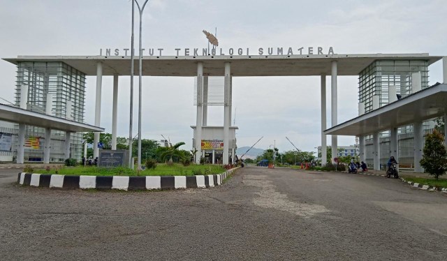 Pintu Gerbang utama kampus Itera | Foto : Sidik Aryono/Lampung Geh