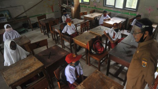 Guru memberikan pengarahan kepada murid pada hari pertama masuk sekolah di SDN 11 Marunggi, Pariaman, Sumatera Barat. Foto: Iggoy El Fitra/Antarafoto