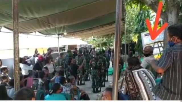 Viral video kocak seorang terkejut bukan main saat mendengar suara tembakan di tengah upacara prosesi pemakaman militer. (Foto: Instagram/Tangkapan Layar @makassar_iinfo)