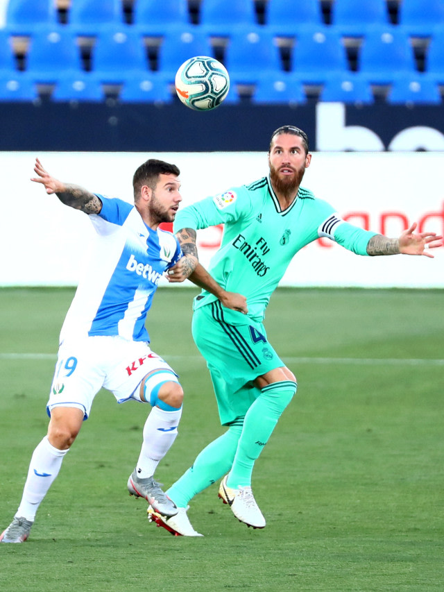 Pemain Real Madrid Sergio Ramos berebut bola dengan pemain Leganes pada lanjutan La Liga Spanyol di Stadion Butarque, Leganes, Spanyol. Foto: Sergio Perez/REUTERS