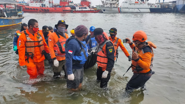 TIM SAR Gabungan temukan korban tewas akibat tenggelam di Danau Bahtera Jaya, Ancol. Foto: Dok Humas Kantor Pencarian dan Pertolongan Jakarta