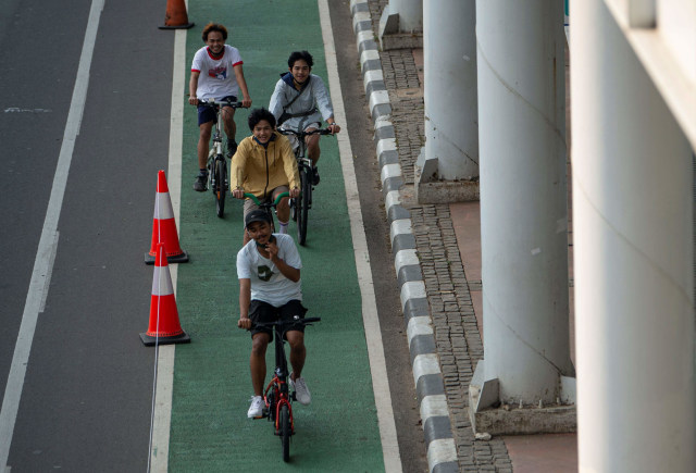 Pesepeda melintasi jalur sepeda di Jalan MH. Thamrin, Jakarta. Foto: Aditya Pradana Putra/Antara Foto