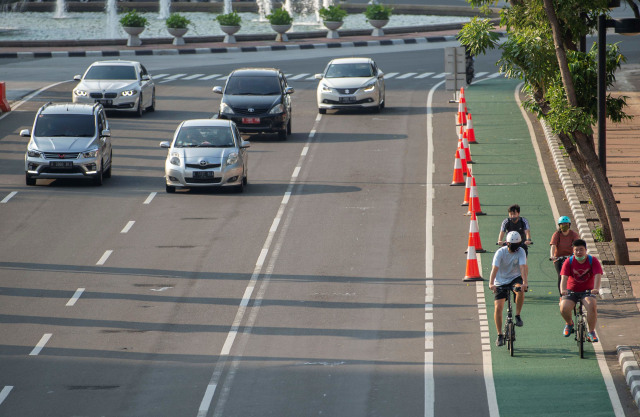Sejumlah pesepeda melintasi jalur sepeda di Jalan MH. Thamrin, Jakarta, Minggu (19/7). Foto: Aditya Pradana Putra/Antara Foto