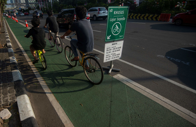 Masyarakat menggunakan jalur sepeda di Jalan MH. Thamrin, Jakarta, Minggu (19/7). Foto: Aditya Pradana Putra/Antara Foto
