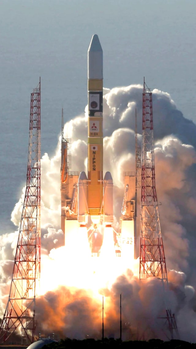 Roket H-IIA dengan pengorbit milik Uni Emirat Arab meluncur ke Mars dari Tanegashima Space Center di Kagoshima, Jepang selatan, Senin (20/7). Foto: MHI via AP