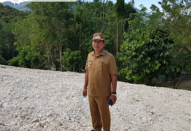 Bupati Kabupaten Kepulauan Yapen, Tonny Tesar sedang menunjukan lokasi pemakaman khusus pasien COVID-19. (BumiPapua.com/Agies Sitanggang)
