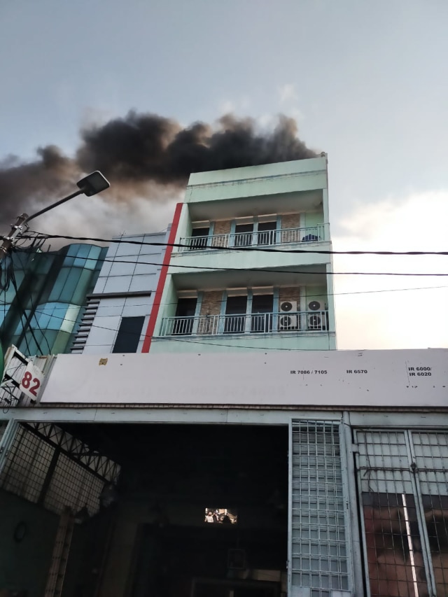 Kebakaran toko sparepart mesin fotokopi di Jakarta Barat, Senin (20/7/2020).
Foto: Dok. Istimewa