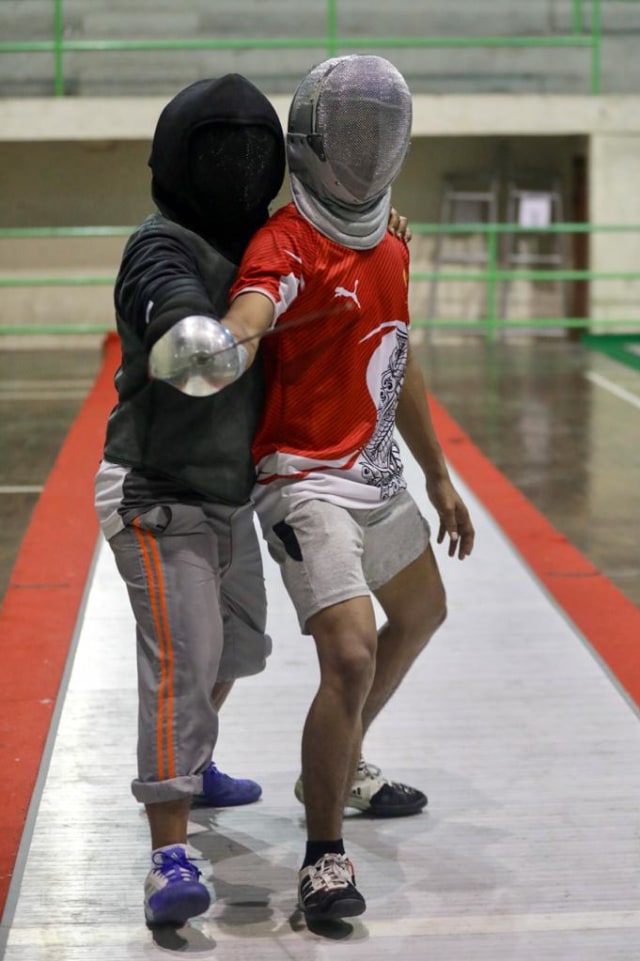 Pelatih membimbing atlet anggar Aceh dalam pemusatan latihan di GOR KONI Aceh, Senin (20/7). Foto: Suparta/acehkini