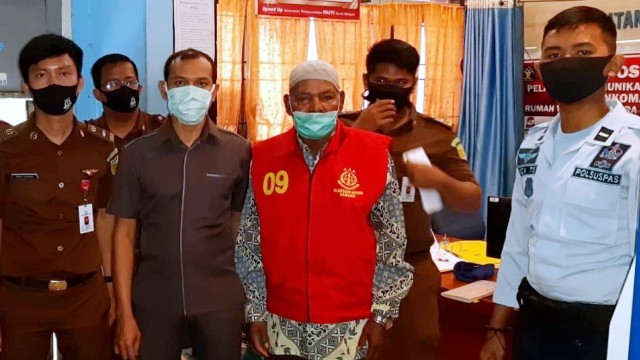 Mantan Kepala Desa Ujong Kareung, Sabang, Aceh, kini ditahan Kejaksaan Negeri Sabang. Foto: Kejari Sabang