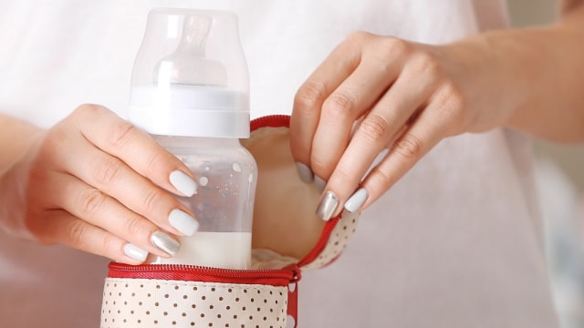 Menyeduh Susu Formula di Rumah untuk Dibawa Bepergian Ternyata Merugikan Bayi (54564)