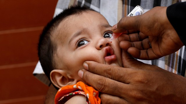 Anak menjalani vaksinasi anti-polio. Foto: AKHTAR SOOMRO/REUTERS