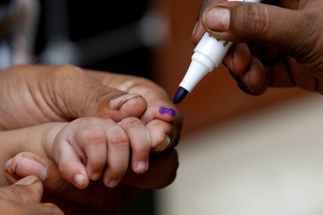 Ilustrasi tanda anak sudah divaksin polio. Foto: AKHTAR SOOMRO/REUTERS