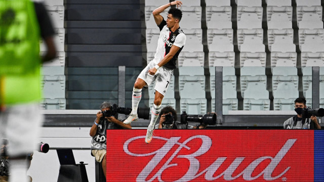 Selebrasi pemain Juventus Cristiano Ronaldo usai mencetak gol ke gawang Lazio pada lanjutan Serie A di Stadion Allianz, Turin, Italia. Foto:  Isabella BONOTTO / AFP