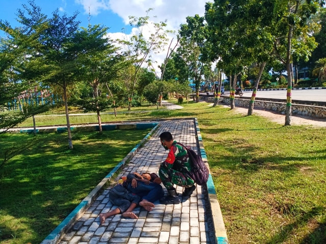 TNI AD Tertibkan Gepeng di Taman Hijau Karimun (29201)