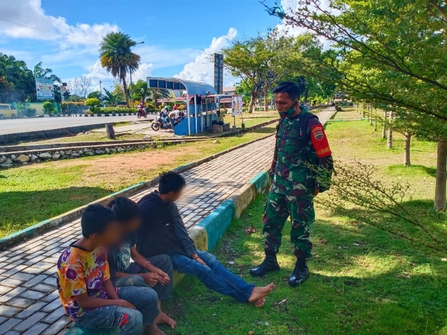 TNI AD Tertibkan Gepeng di Taman Hijau Karimun (29202)