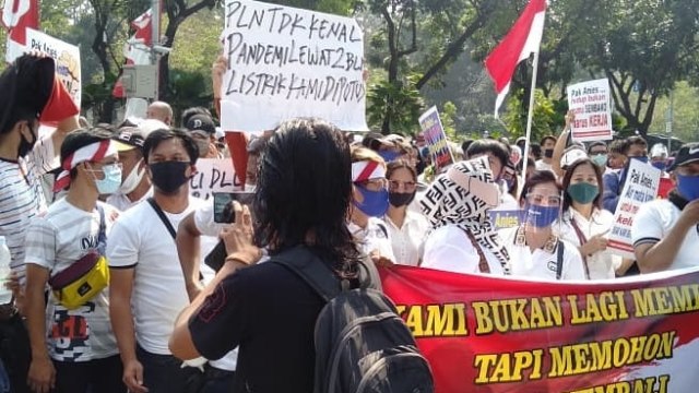 Demo pekerja diskotek hingga griya pijat di Balai Kota Jakarta. Foto: Instagram/@satpolpp.dki