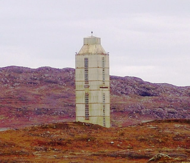 Sturktur yang menandai lubang terdalam buatan manusia di planet Bumi. Foto: Andre Belozeroff via Wikimedia Commons