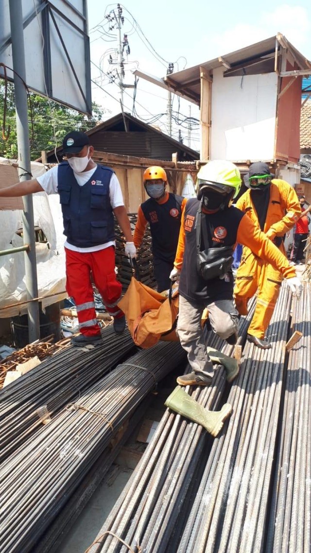 Evakuasi pekerja yang tewas tertimpa tembok pembatas proyek hotel di Semarang. Foto: Afiati Tsalitsati/kumparan