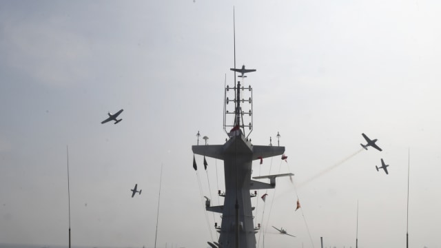 Pusat Penerbangan TNI AL, melakukan latihan tempur dengan pesawat Bonanza G-36 melintasi KRI Semarang di Perairan Teluk Jakarta, Selasa (21/7). Foto: Muhammad Adimaja/ANTARA FOTO