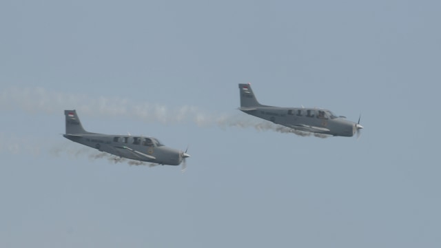 Pusat Penerbangan TNI AL, melakukan latihan tempur dengan pesawat Bonanza G-36 melintasi KRI Semarang di Perairan Teluk Jakarta, Selasa (21/7). Foto: Muhammad Adimaja/ANTARA FOTO