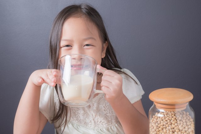 Ilustrasi anak minum susu soya. Foto: Shutterstock