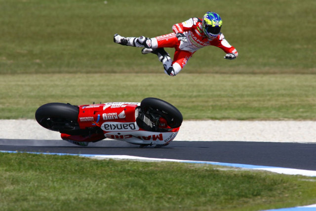 Ilustrasi pebalap MotoGP mengalami crash. Foto: shifting-gears.com