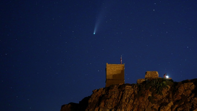 Komet C / 2020 F3 atau "Neowise" terlihat di Menara Ghajn Tuffieha, benteng pantai abad ke-17, di Teluk Ghajn Tuffieha, Malta, Senin (20/7). Foto: Darrin Zammit Lupi/REUTERS