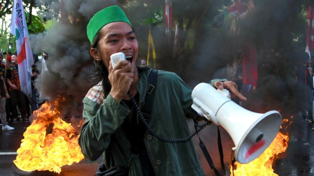 Seorang mahasiswa yang tergabung dalam Gerakan Nasional Tolak Reklamasi melakukan orasi saat demo di depan Balaikota Jakarta, Selasa, (21/7). Foto: M Risyal Hidayat/ANTARA FOTO