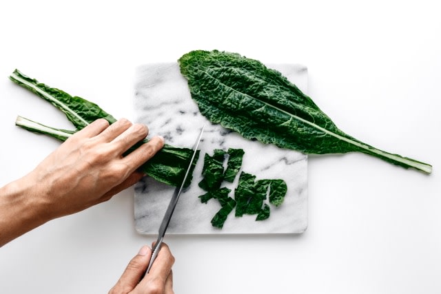 Manfaat kale untuk mencegah penyakit jantung. Foto: Shutterstock