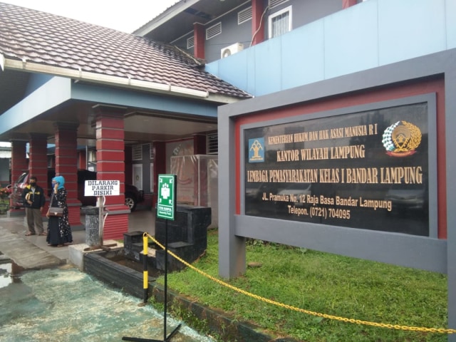 Lapas Kelas IA Rajabasa Bandar Lampung yang menjadi lokasi eksekusi Paman Bupati dan dua Kadis Lampung Utara, Selasa (21/7) | Foto: Obbie Fernando/Lampung Geh