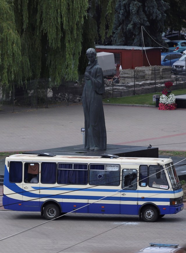 Bus penumpang yang dibajak oleh orang tak dikenal di kota Lutsk, Ukraina, (21/7). Foto: Mykola Martyniuk/REUTERS