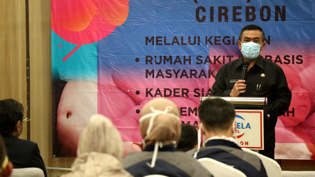 Wali Kota Cirebon, Nashrudin Azis memberikan sambutan saat peluncuran kembali program Rumah Sakit Berbasis Masyarakat sebagai langkah menekan kasus kematian ibu dan bayi. (Juan)