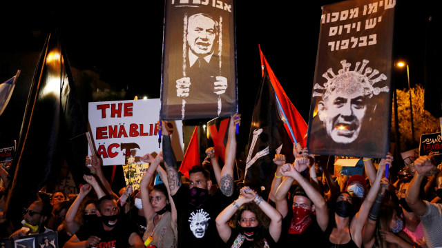 Protes warga Israel terhadap Perdana Menteri Israel Benjamin Netanyahu di sekitar kediaman Netanyahu di Yerusalem. Foto: Ronen Zvulun/REUTERS