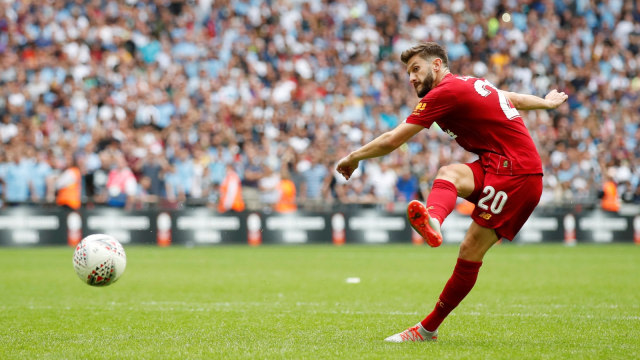Adam Lallana beraksi di laga Community Shield 2019. Foto: Reuters/David Klein