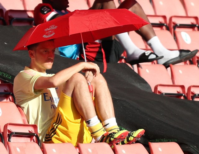 Mesut Oezil, pemain Arsenal, di laga kontra Southampton. Foto: Andrew Matthews/Pool via REUTERS