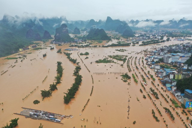 Foto udara yang memperlihatkan luapan air di daerah Yangshuo, China. Foto: THOMAS SUEN/REUTERS