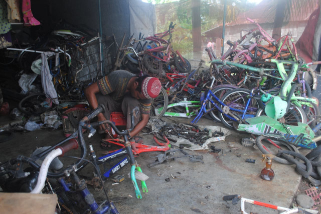 Sepeda bekas diperbaiki menjadi layak pakai. Foto: Siti Aisyah/acehkini