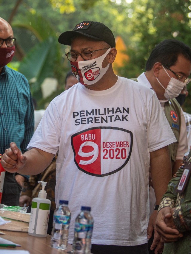 Ketua KPU Arief Budiman meninjau simulasi pemungutan suara pemilihan serentak 2020 di Jakarta. Foto: Nova Wahyudi/Antara Foto