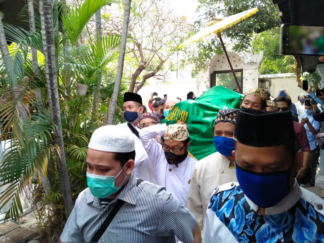 Jenazah Sultan Sepuh XIV Pangeran Raja Adipati (PRA) Arief Natadiningrat tiba di Keraton Kasepuhan Cirebon. (Juan)
