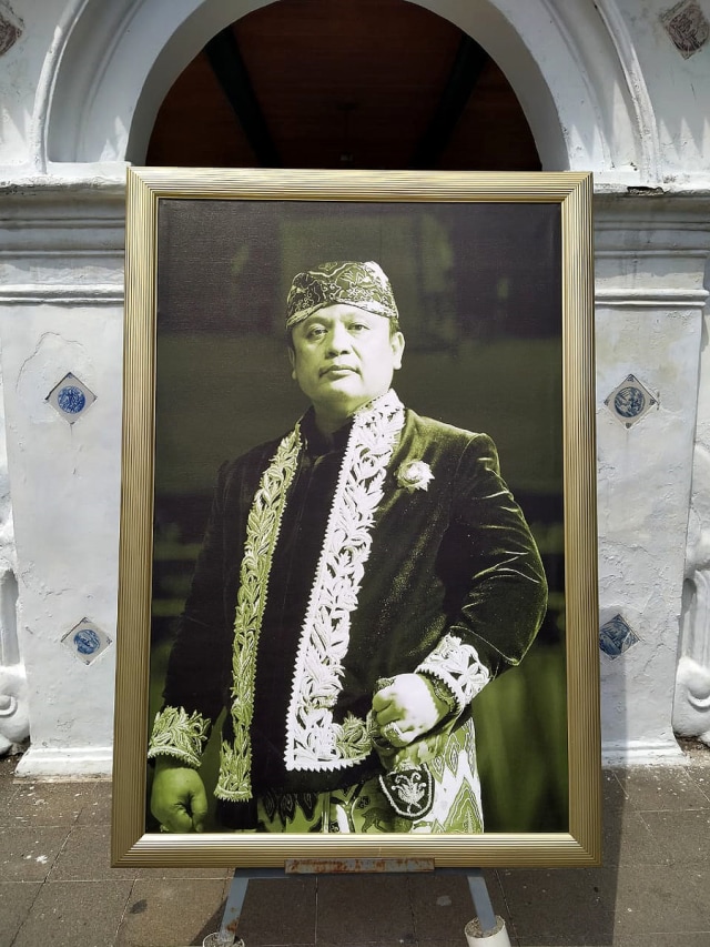 Foto mendiang Sultan Sepuh XIV PRA Arief Natadiningrat dipajang di depan Kompleks Keraton Kasepuhan Cirebon, Rabu (22/7/2020). (Juan)