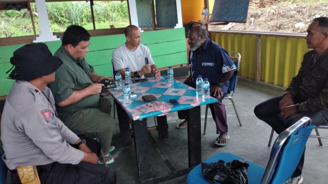 TNI temui Bupati Nduga usai insiden penembakan yang tewaskan 2 orang di Nduga, Papua. Foto: Dok. Istimewa