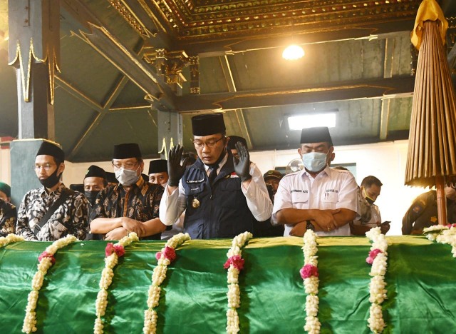 Gubernur Jabar, Ridwan Kamil memimpin salat jenazah Sultan Sepuh XIV Cirebon, PRA Arief Natadiningrat. (Foto: Diskominfo Jabar)