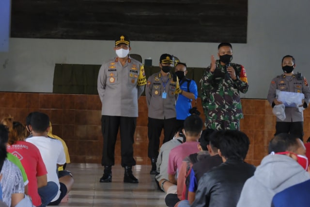 75 Warga di Gorontalo Digiring ke Batalion 713, karena tak menggunakan masker. Rabu, (22/7). Foto: Dok banthayoid (Wawan Akuba)