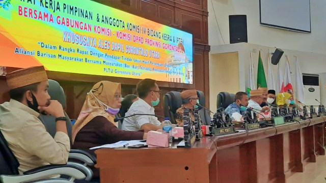 DPRD Provinsi Gorontalo menggelar rapat dengar pendapat bersama mahasiswa dari aliansi barisan rakyat bersama rakyat (Bar-bar). Rabu, (22/7). Foto: Dok bantahyoid (Fadhil Hadju) 