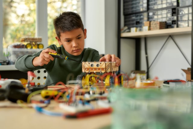 com-Makerspace dapat menjadi wadah untuk menemukan dan mengembangkan bakat anak. Foto: Shutterstock