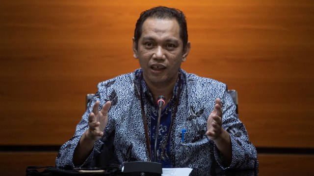 Pimpinan KPK Nurul Ghufron menyampaikan keterangan pers tentang penahanan mantan anggota DPRD Provinsi Sumatera Utara periode 2009-2014 dan 2014-2019 di gedung KPK, Jakarta, Rabu (22/7). Foto: Nova Wahyudi/ANTARA FOTO